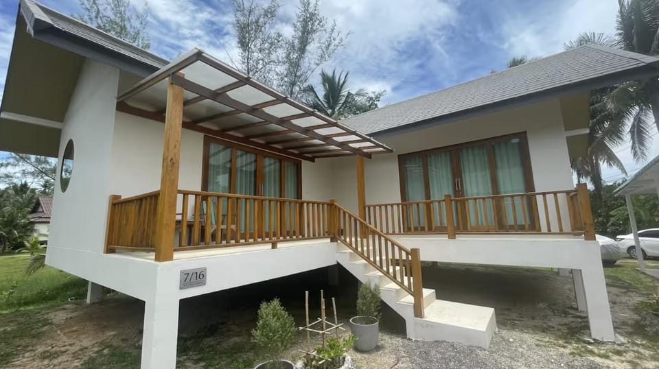 Property building, Day, Balcony/Terrace