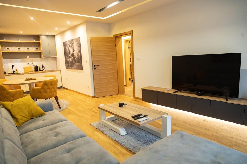 TV and multimedia, Kitchen or kitchenette, Living room, Seating area