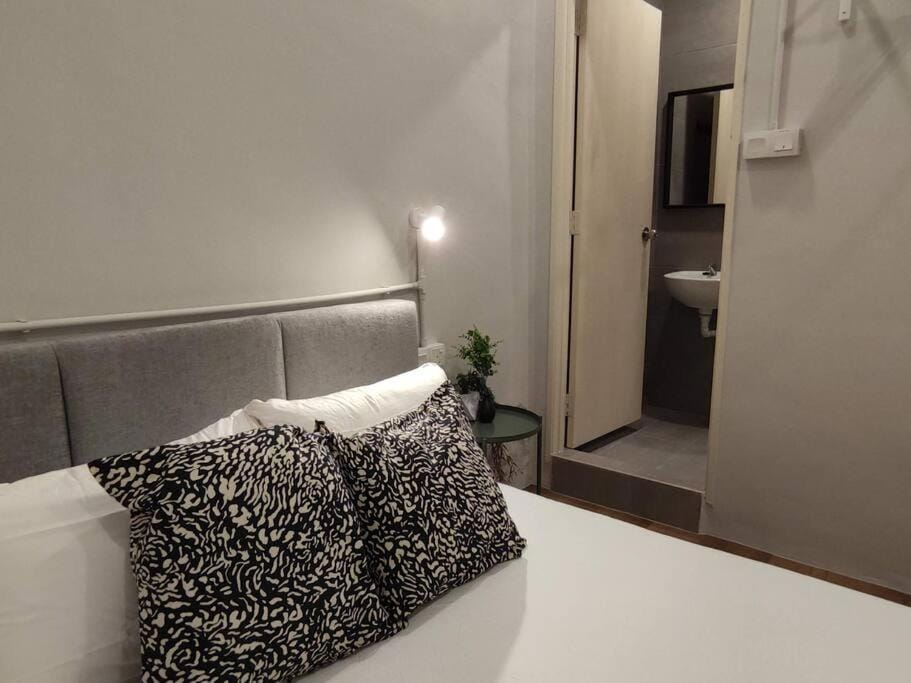 Heritage House 5BR with Dipping Pool, Central Location Near Street Art 47 House in George Town