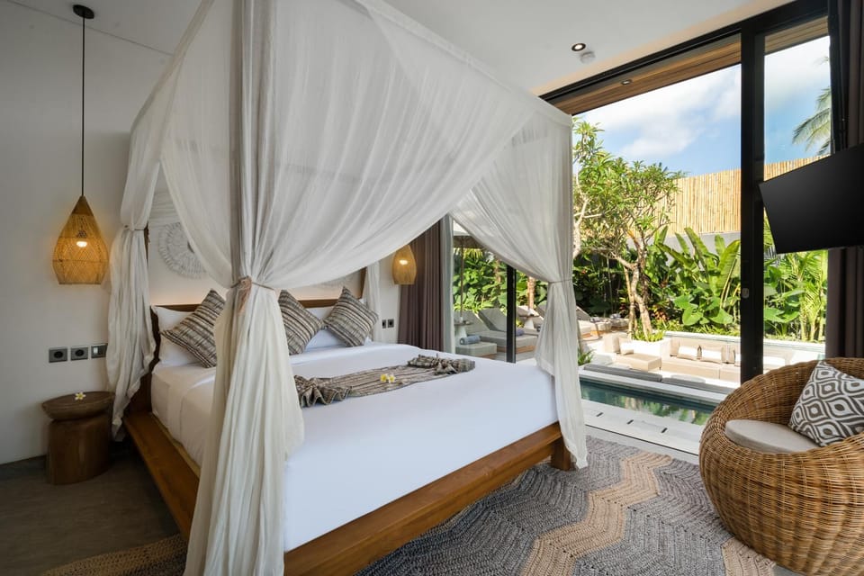 Bed, TV and multimedia, View (from property/room), Bedroom, Pool view, air conditioner