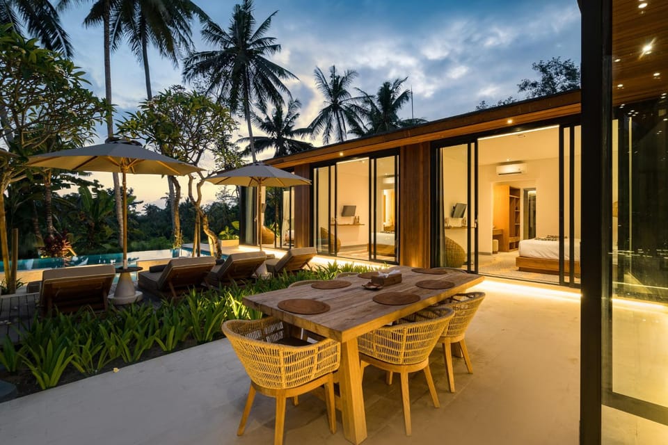 Property building, View (from property/room), Seating area, Dining area, sunbed
