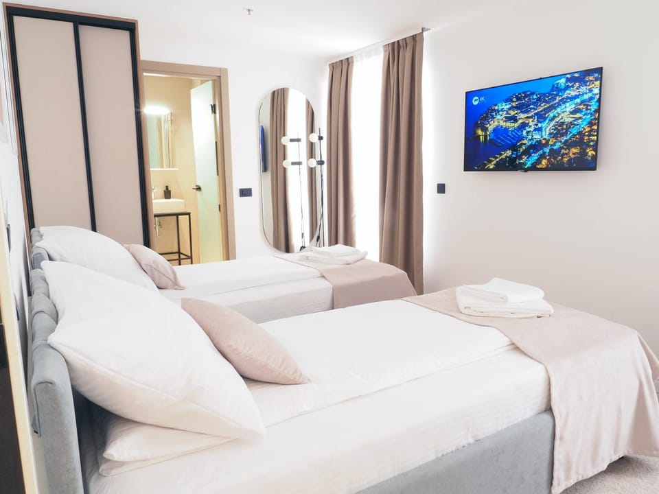 Bed, Bathroom, TV and multimedia, Photo of the whole room, Bedroom, Breakfast, safe, towels, air conditioner