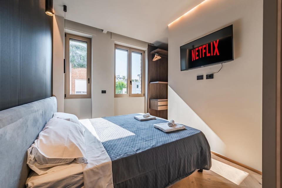 Bed, TV and multimedia, Photo of the whole room, Bedroom