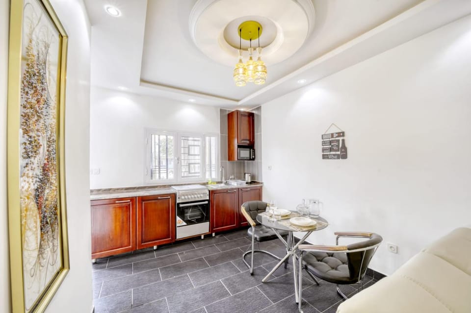 Kitchen or kitchenette, Dining area