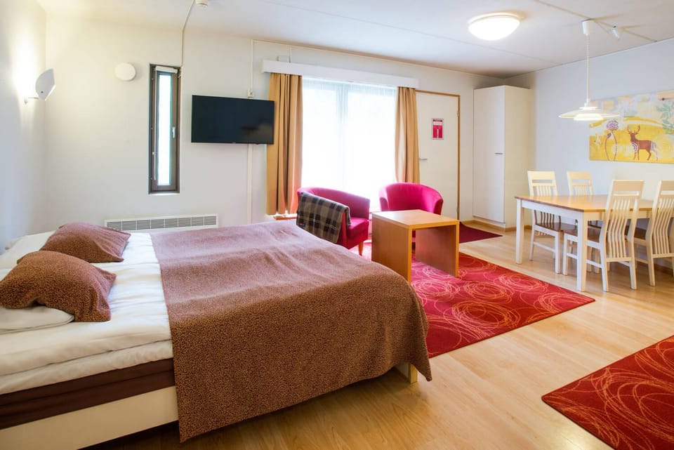 Bed, TV and multimedia, Photo of the whole room, Seating area, Dining area