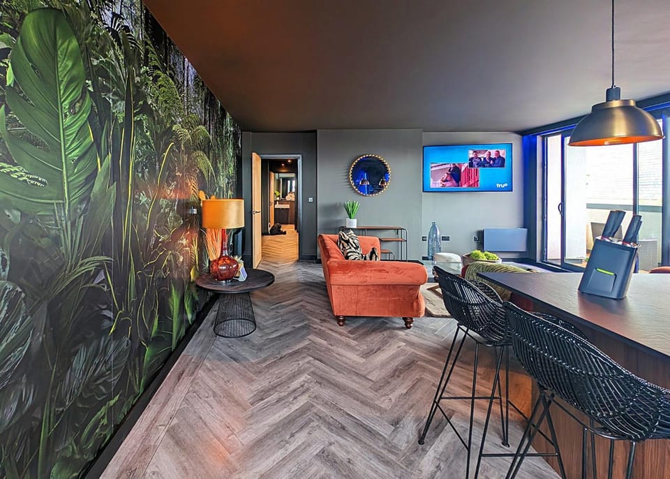 TV and multimedia, Living room, Seating area, Dining area