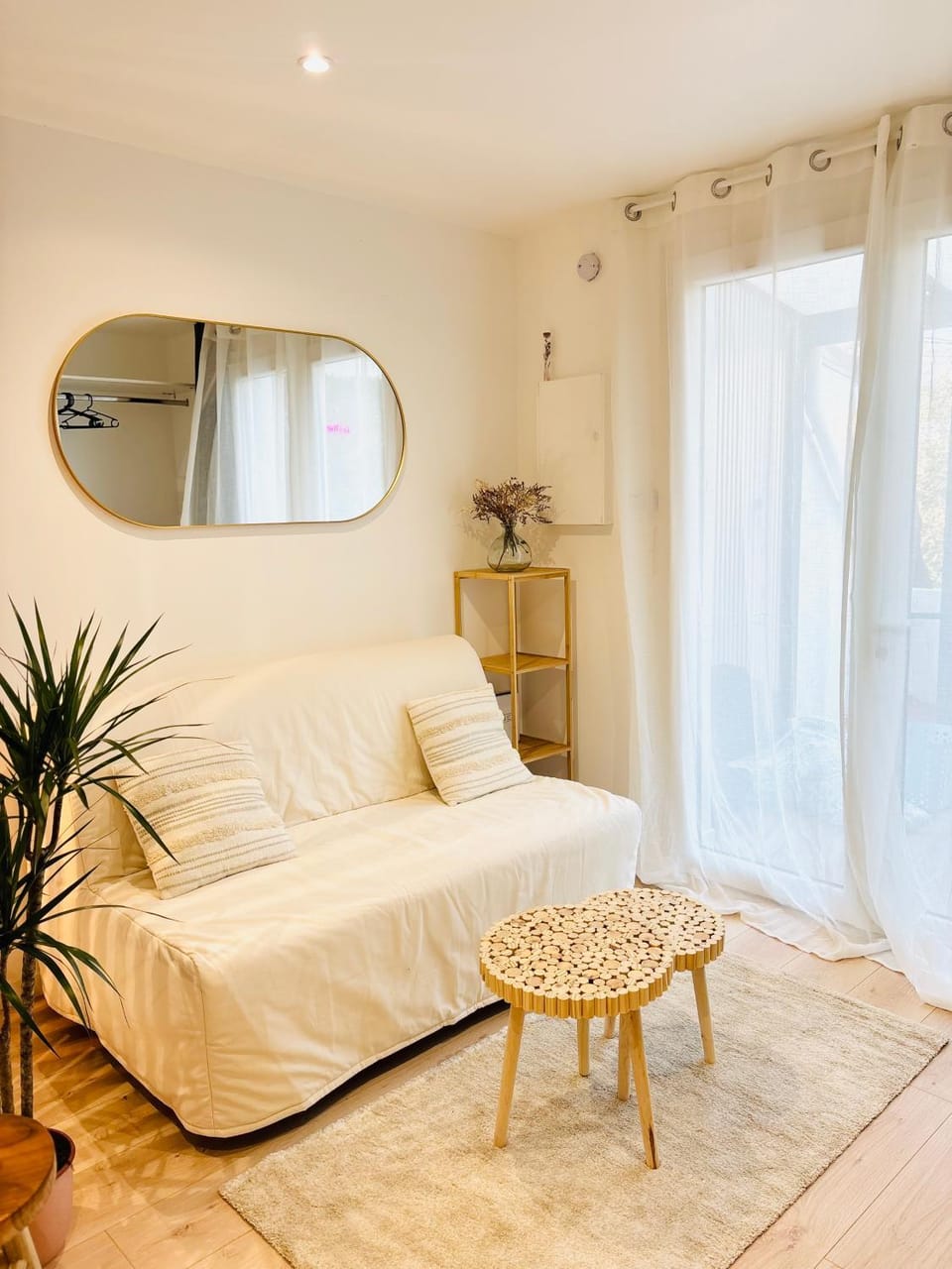 Bed, Living room