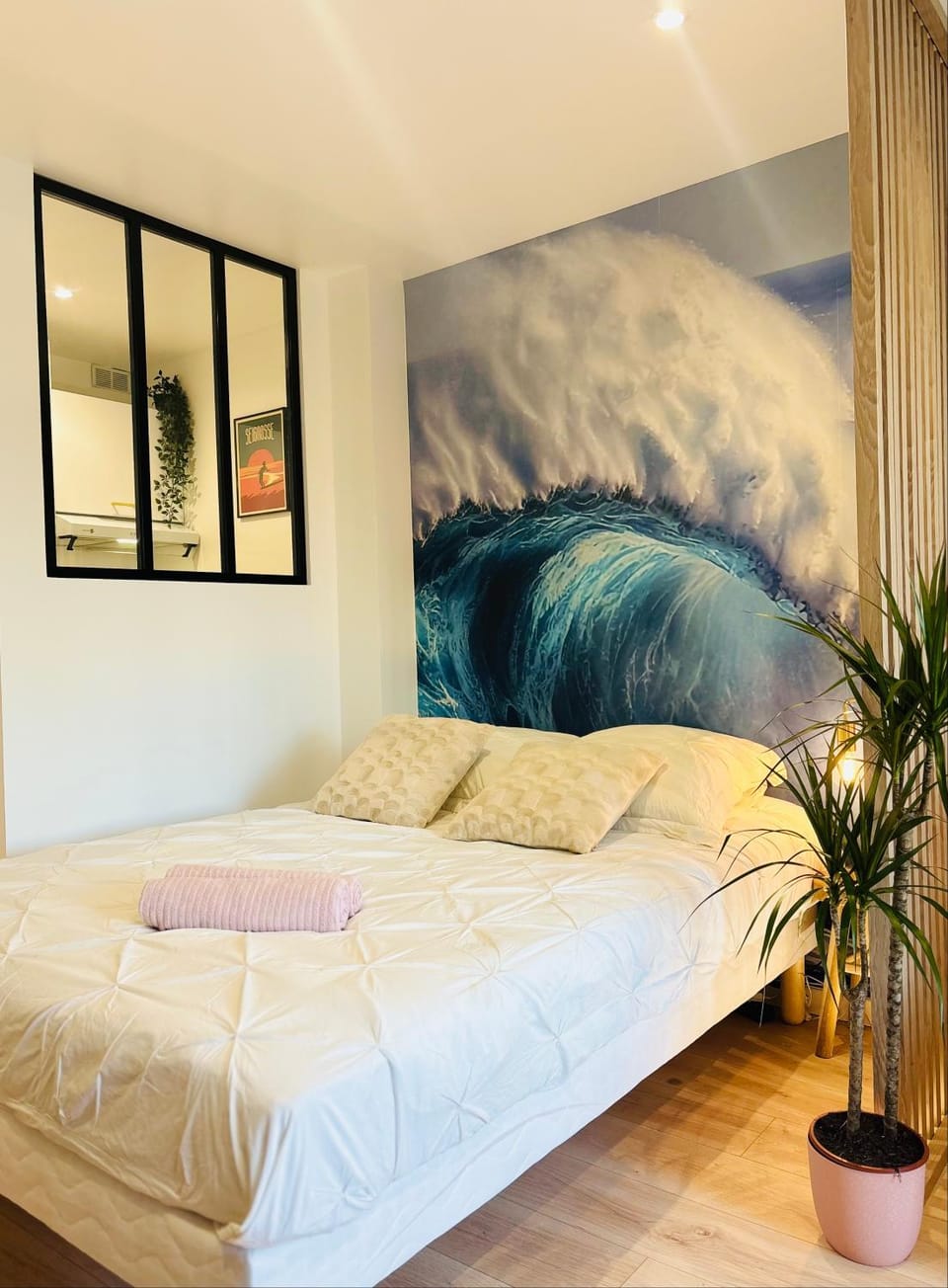 Bed, Photo of the whole room, Decorative detail, Bedroom