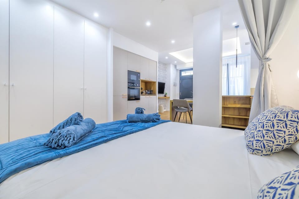 Bed, TV and multimedia, Photo of the whole room, Bedroom, dishwasher, microwave, oven, towels, wardrobe