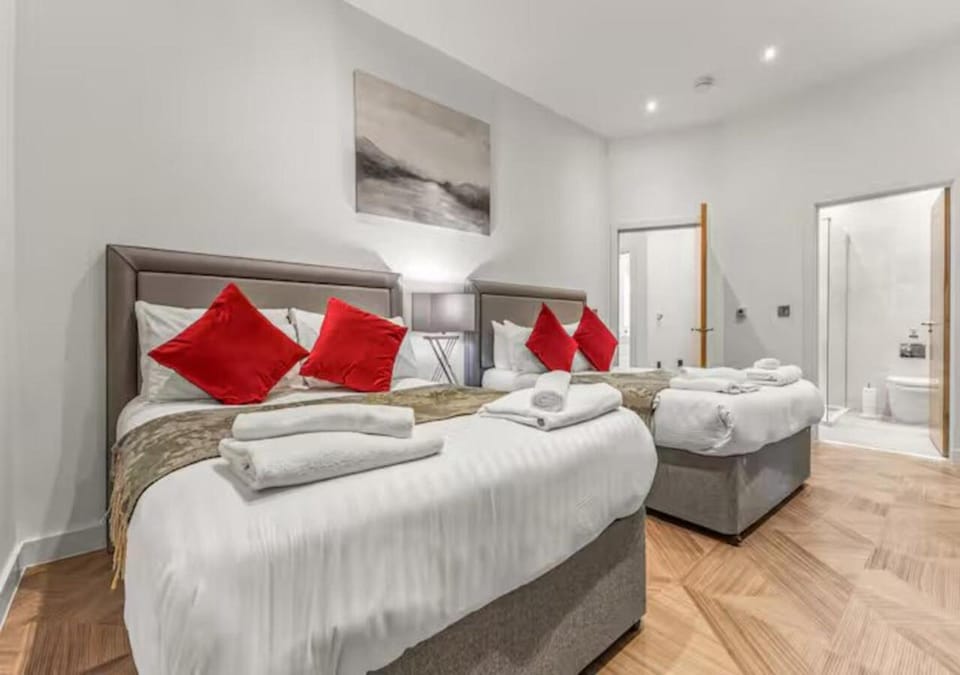 Bed, Living room, Photo of the whole room, Seating area, Bedroom, towels, wardrobe