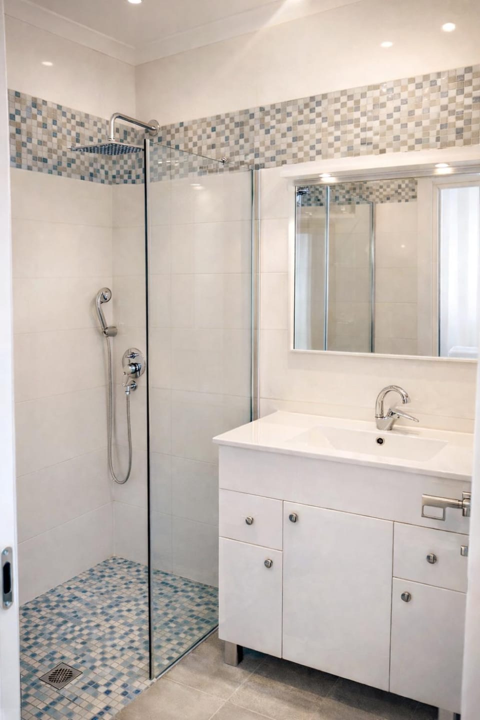 BEAU 2 PIECES, 3 Min KIKAR, PROPRE ET CALME Apartment in Netanya