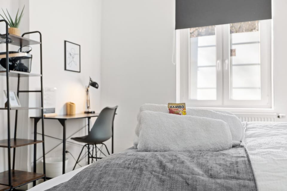 Bed, Photo of the whole room, Seating area, Bedroom