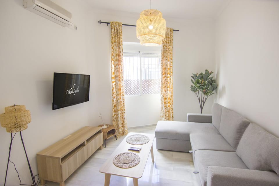 TV and multimedia, Living room, Seating area, Dining area, air conditioner