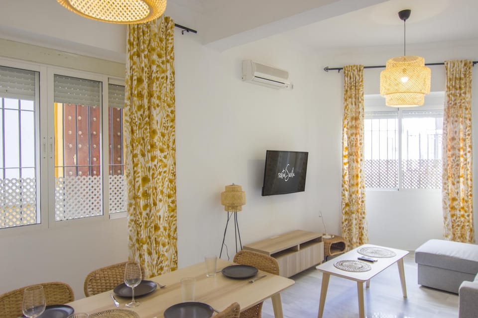 TV and multimedia, Living room, Seating area, Dining area, air conditioner