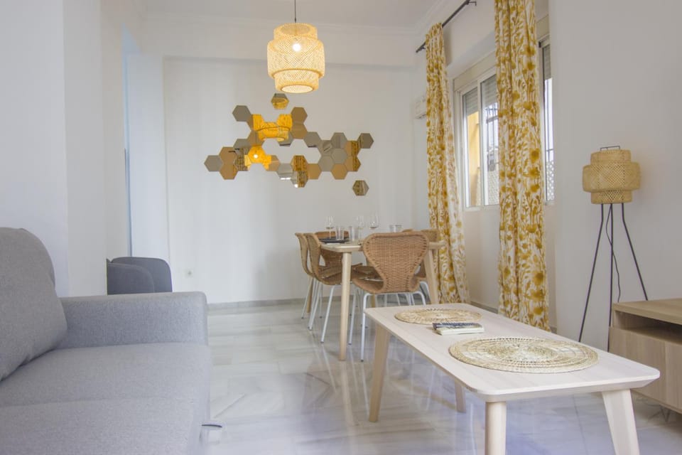 TV and multimedia, Living room, Seating area, Dining area