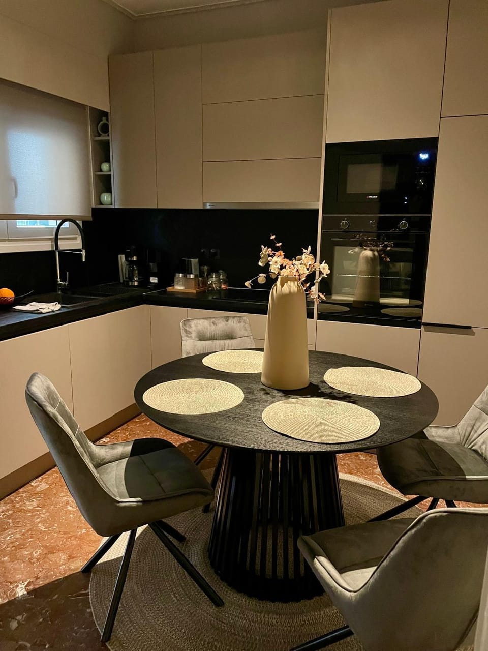 Kitchen or kitchenette, Dining area, stove
