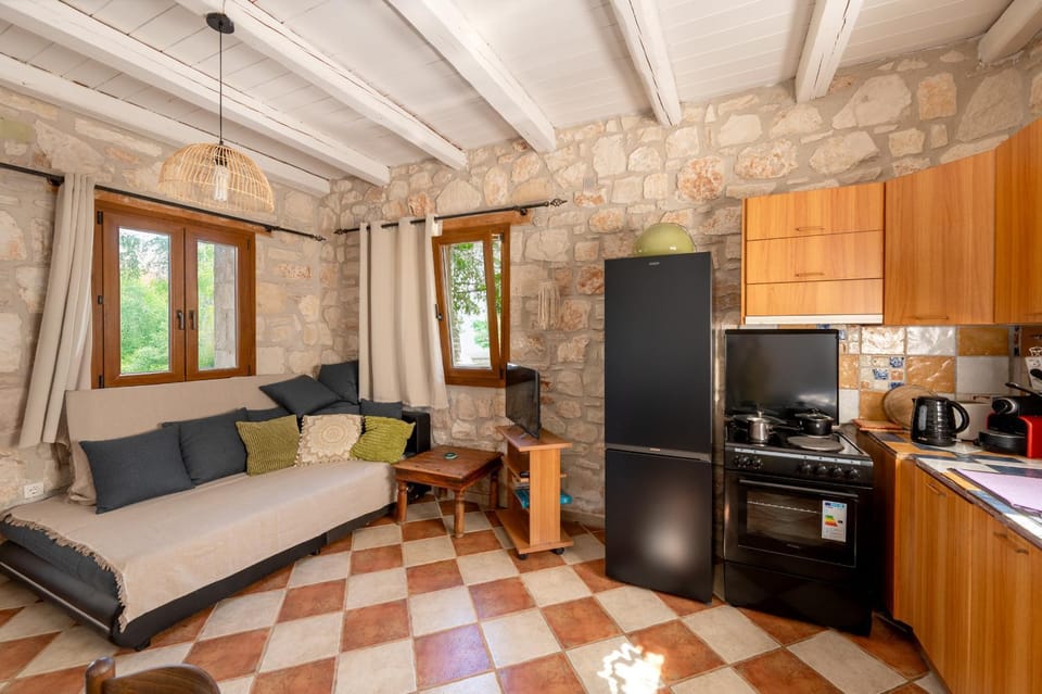 Coffee/tea facilities, Kitchen or kitchenette, Living room, Seating area, Dining area, stove