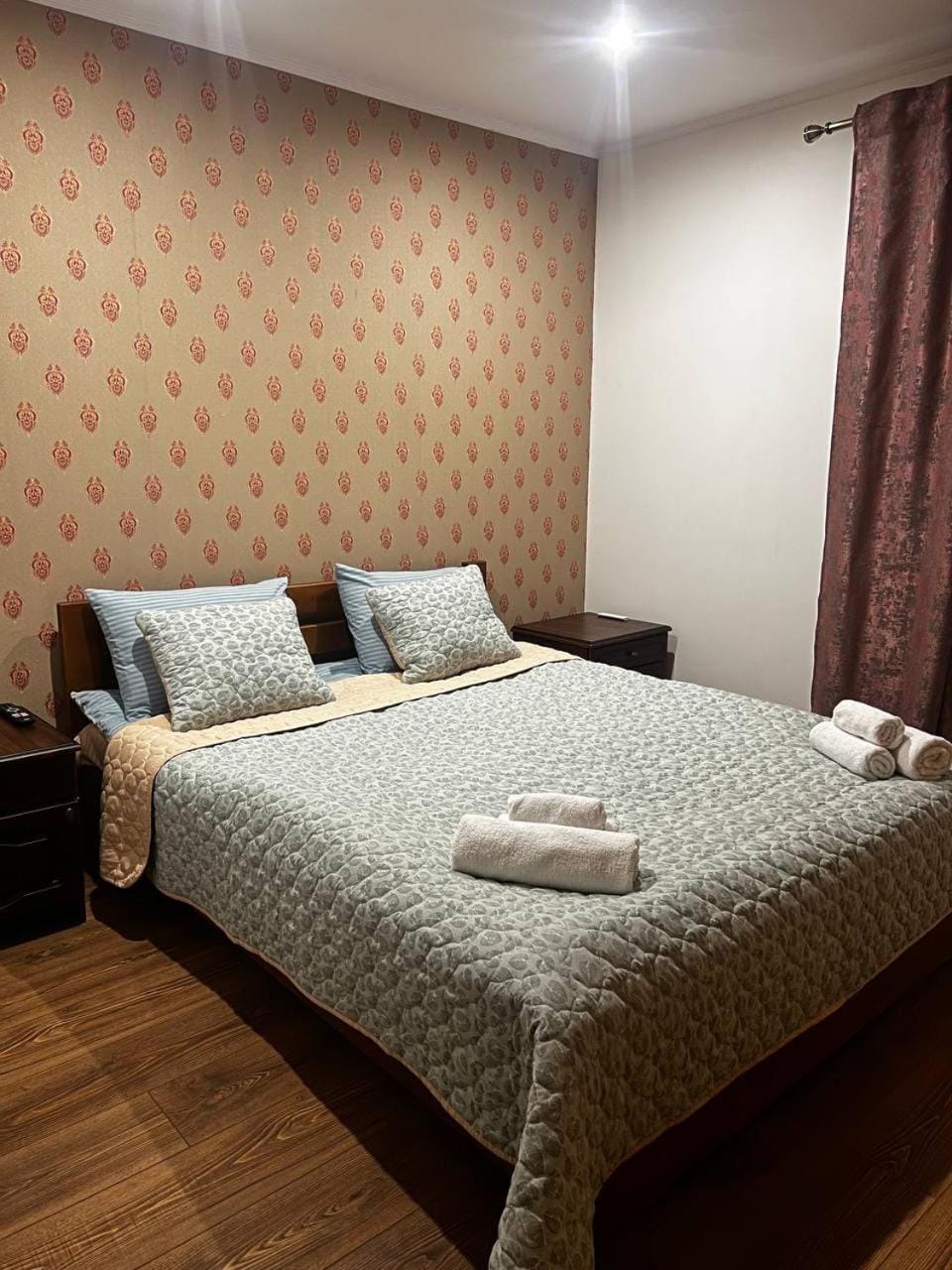 Bed, towels