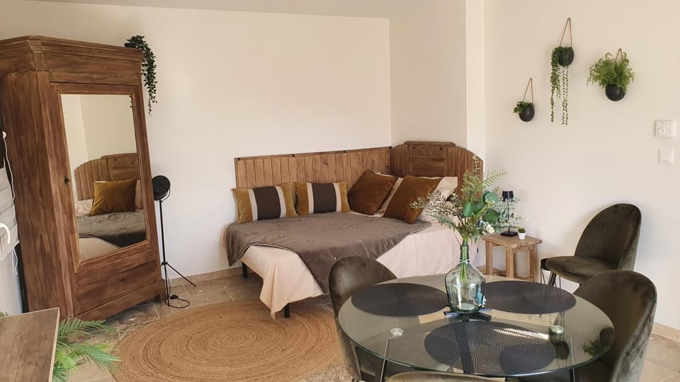 Bed, Photo of the whole room, Dining area, Meals, wardrobe