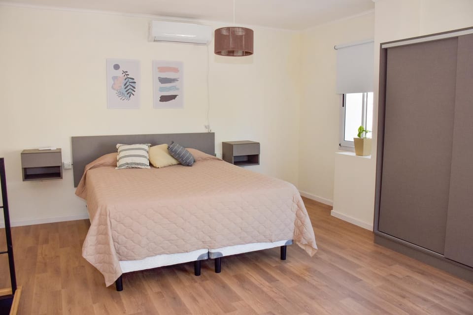 Bed, air conditioner