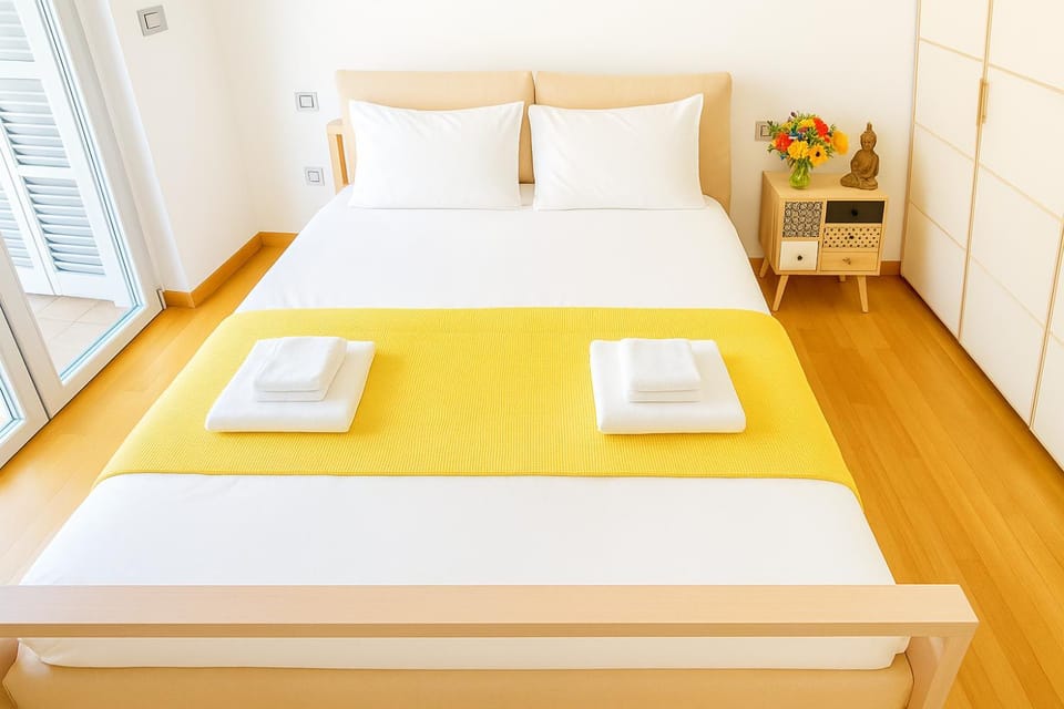 Bed, Photo of the whole room, Bedroom, towels