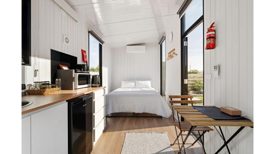 Bed, Dining area, kitchen