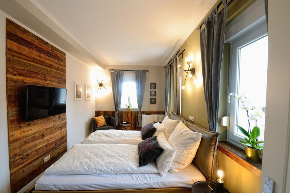 Bed, TV and multimedia, Photo of the whole room, Bedroom