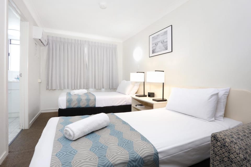 Bed, Living room, air conditioner