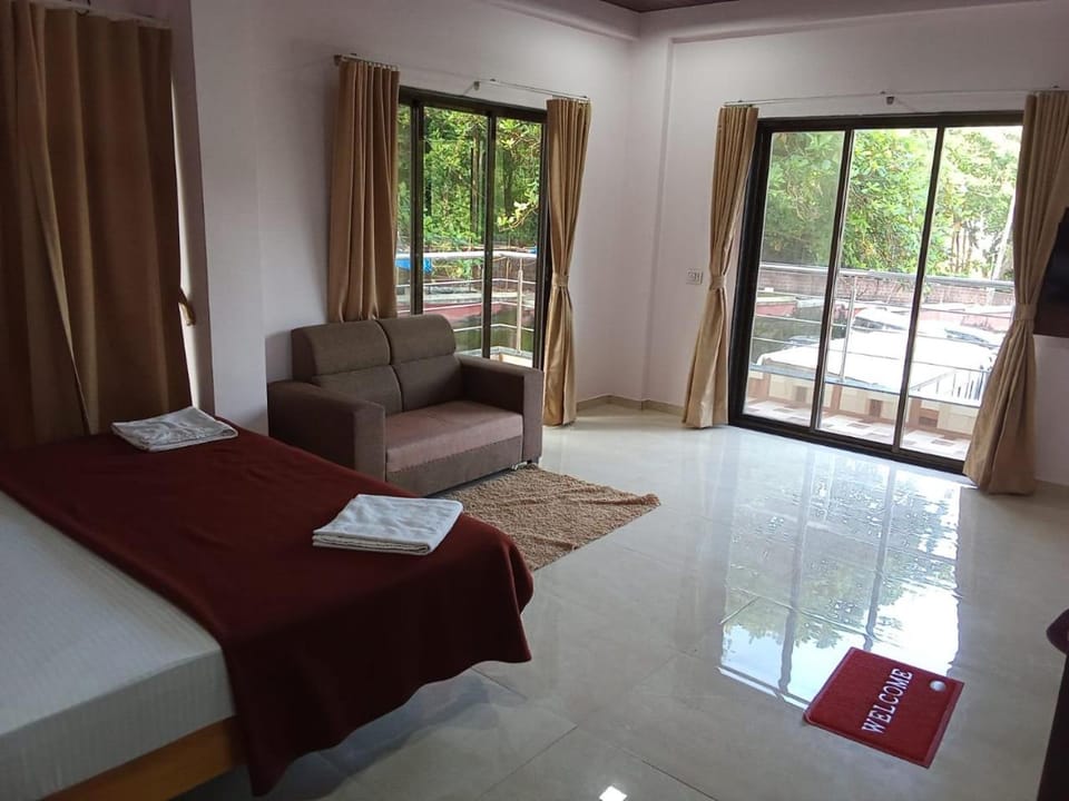 Bed, Photo of the whole room, Seating area, Bedroom