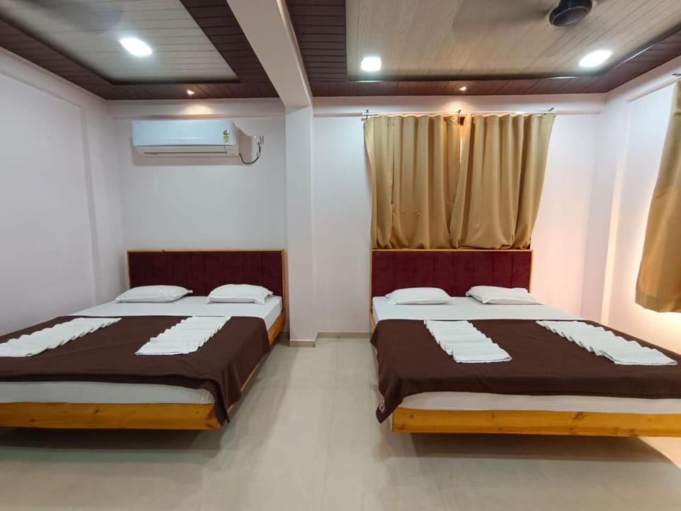 Bed, Photo of the whole room, Bedroom, towels, air conditioner