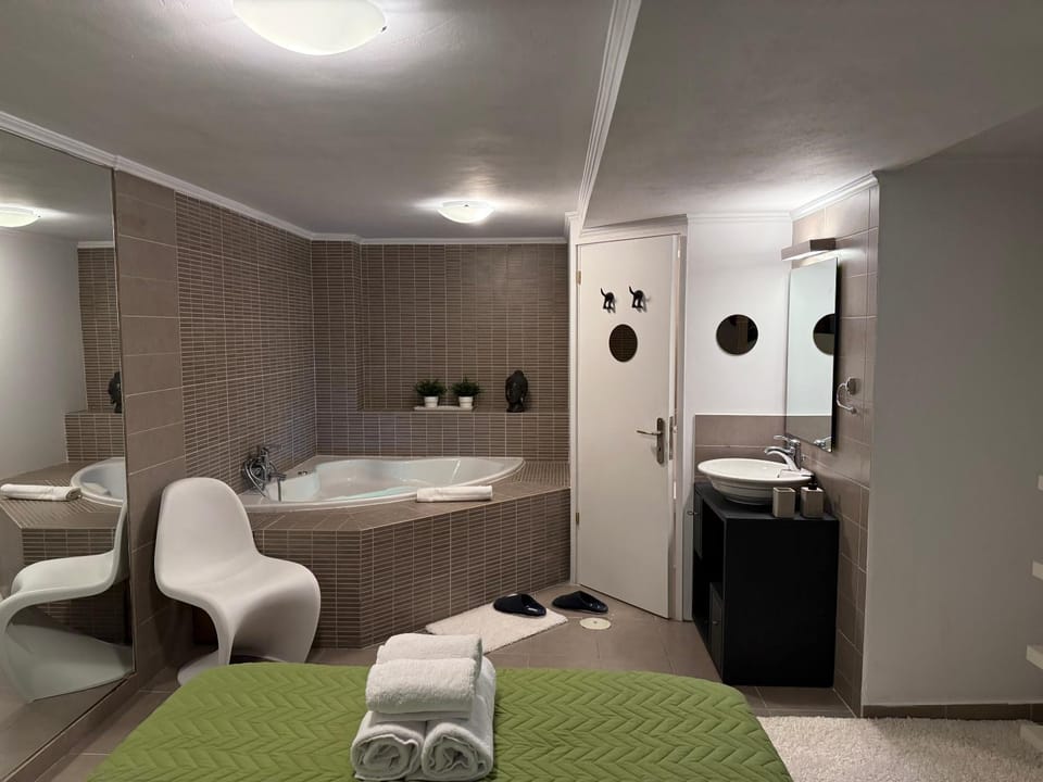 Luxury StudioArchit 7 & jacuzzi suite Apartment in Peloponnese, Western Greece and the Ionian