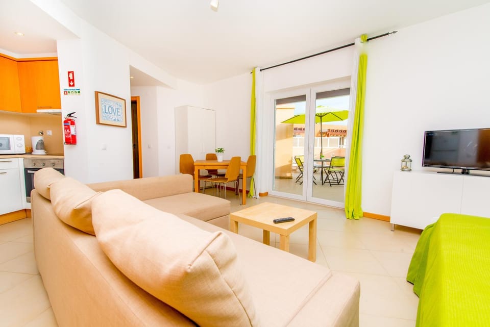 Communal lounge/ TV room, TV and multimedia, Kitchen or kitchenette, Living room, Dining area