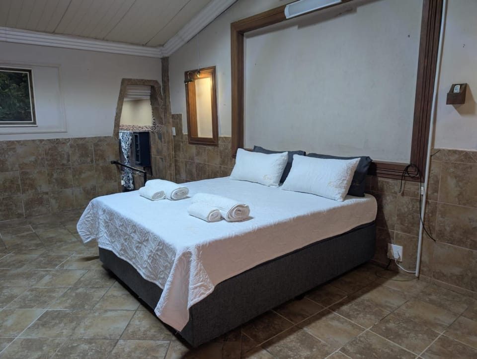 Shower, Bed, Garden, Bathroom, Photo of the whole room, Bedroom, Parking, towels, air conditioner