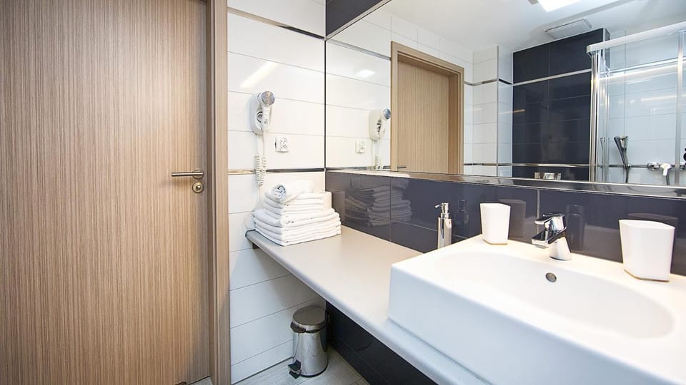 Shower, Bathroom, towels