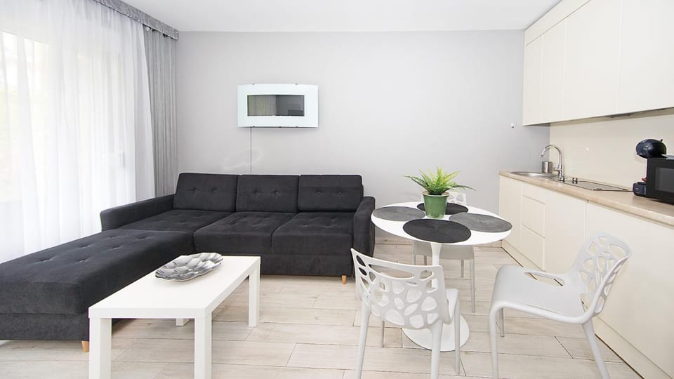 TV and multimedia, Kitchen or kitchenette, Living room, Seating area, Dining area
