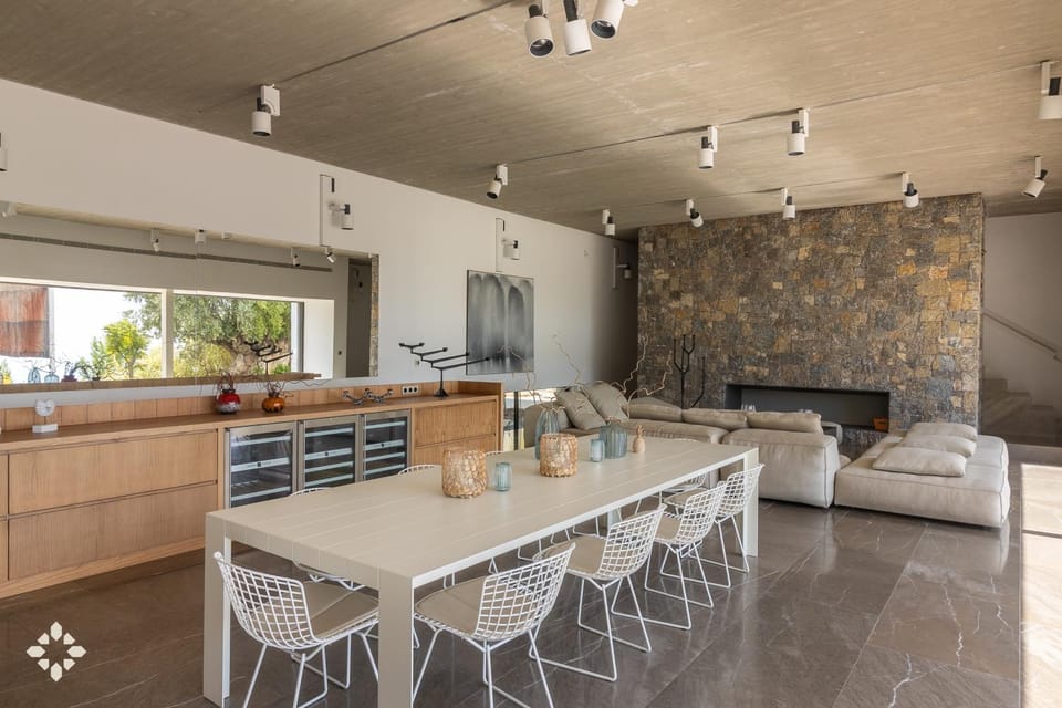 Kitchen or kitchenette, Living room, Seating area, Dining area