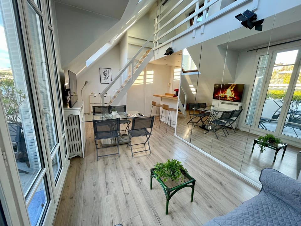 TV and multimedia, Living room, Seating area, Dining area