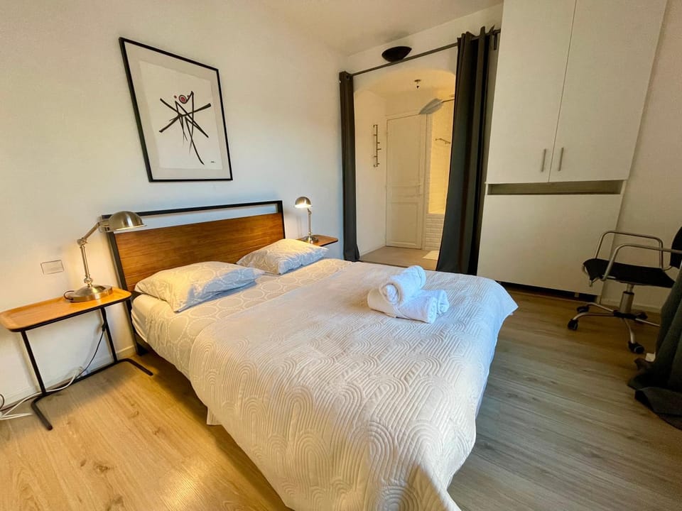 Photo of the whole room, Bedroom
