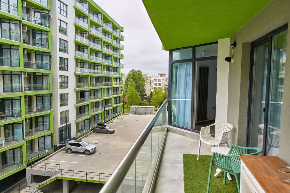 Property building, Day, Balcony/Terrace, Seating area
