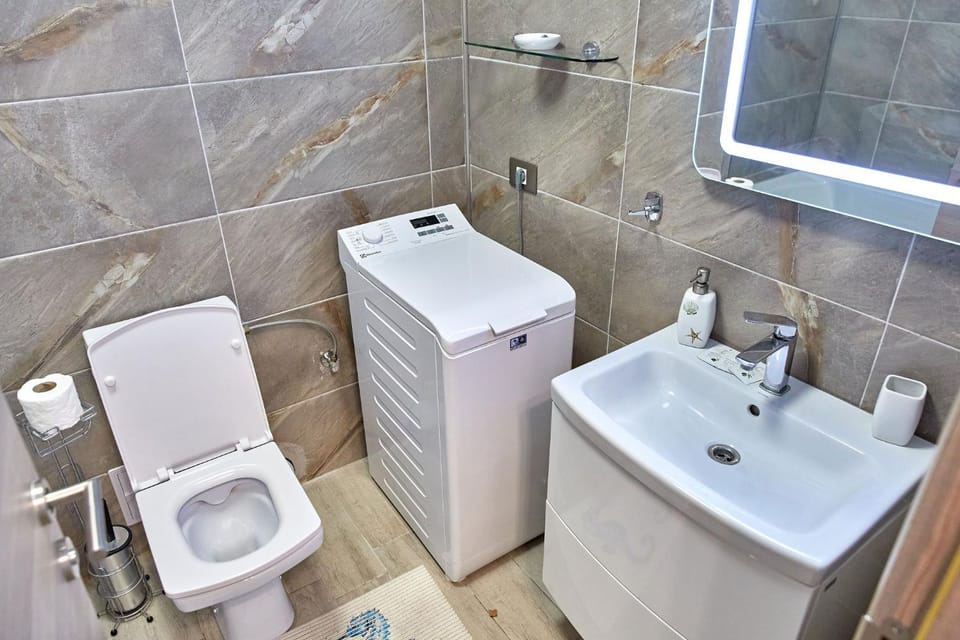 Shower, Toilet, Bathroom, towels