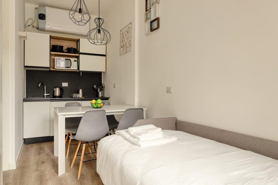 Bed, Kitchen or kitchenette, Dining area