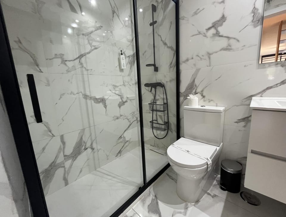 Shower, Toilet