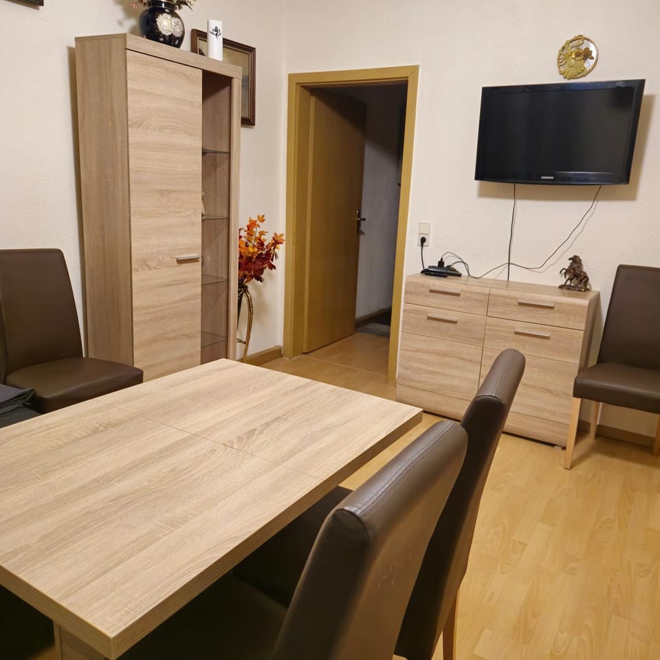 TV and multimedia, Seating area, Dining area