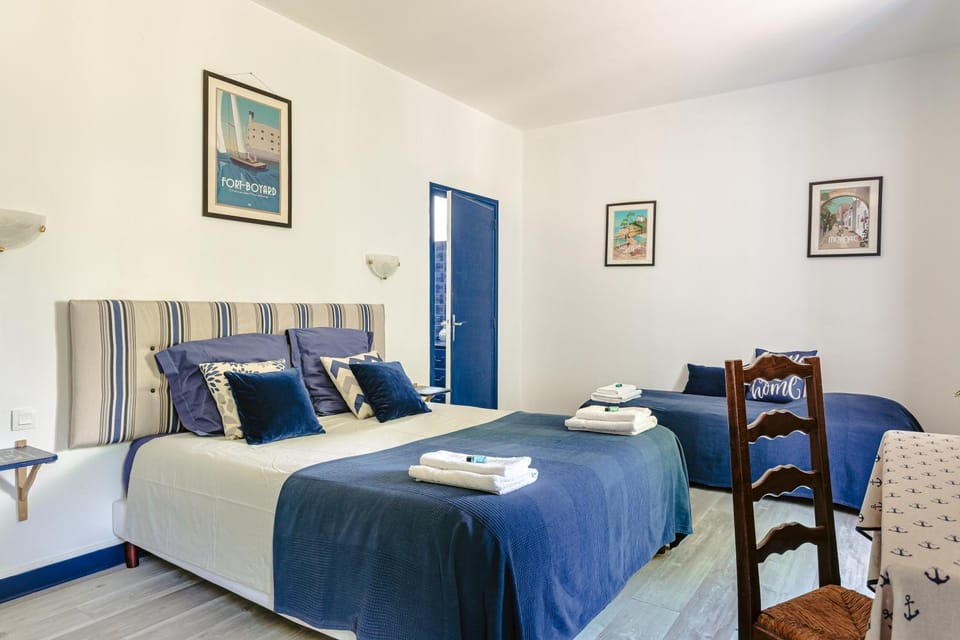Property building, Living room, Bedroom