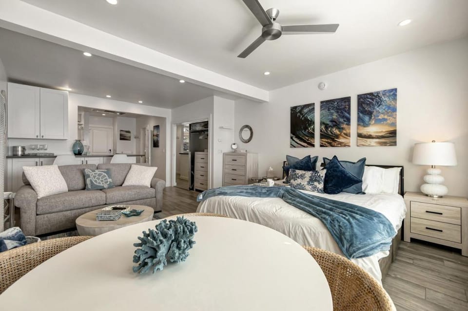 Ocean VIEWS! Steps from Victoria Beach, Lux Design Country House in Laguna Beach