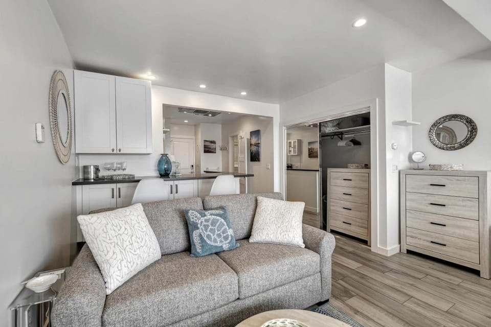 Ocean VIEWS! Steps from Victoria Beach, Lux Design Country House in Laguna Beach