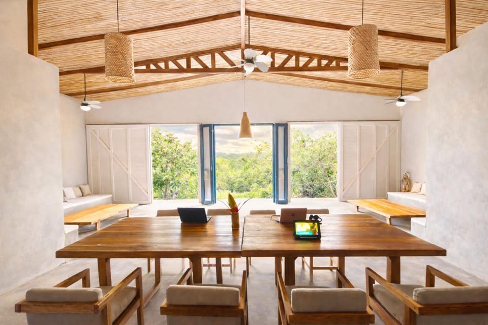 Restaurant/places to eat, Living room, Banquet/Function facilities, Seating area, Dining area