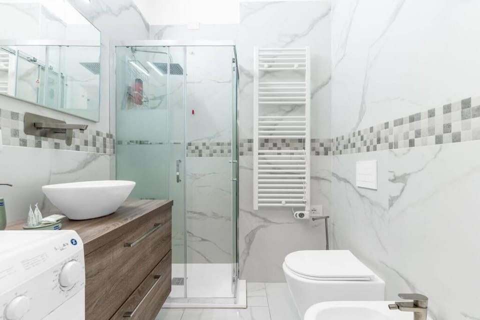 Shower, Toilet, Bathroom, bidet, towels