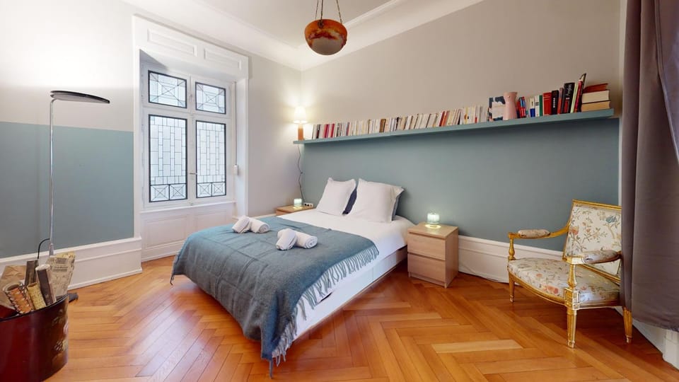 Bed, Library, Photo of the whole room, Bedroom, towels