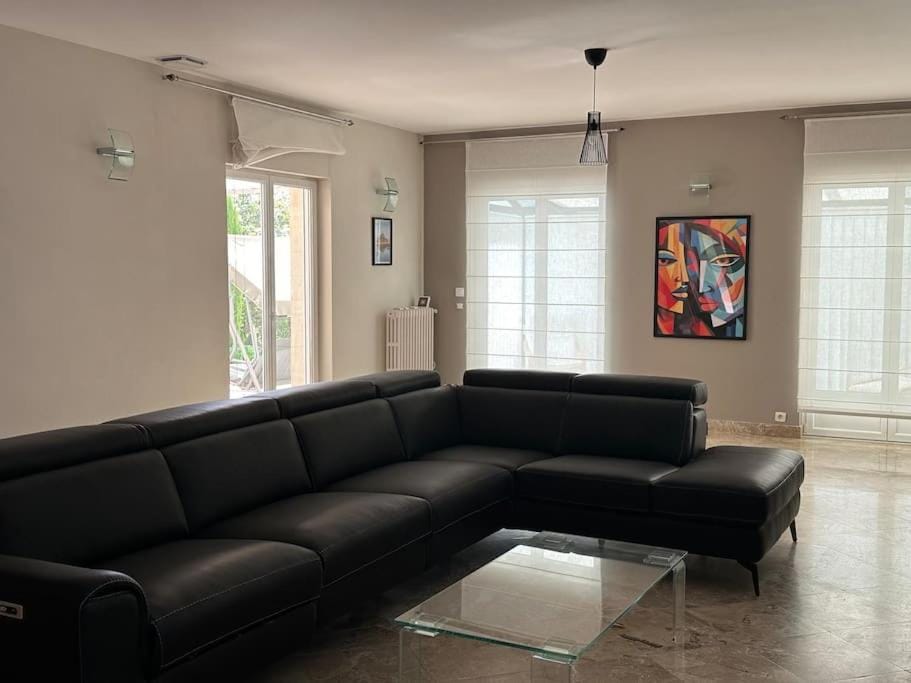 Living room, Seating area, Text overlay
